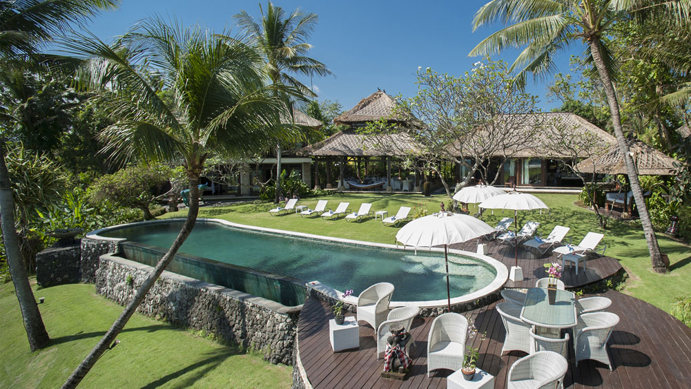 Villa Sungai Tinggi - Poolside